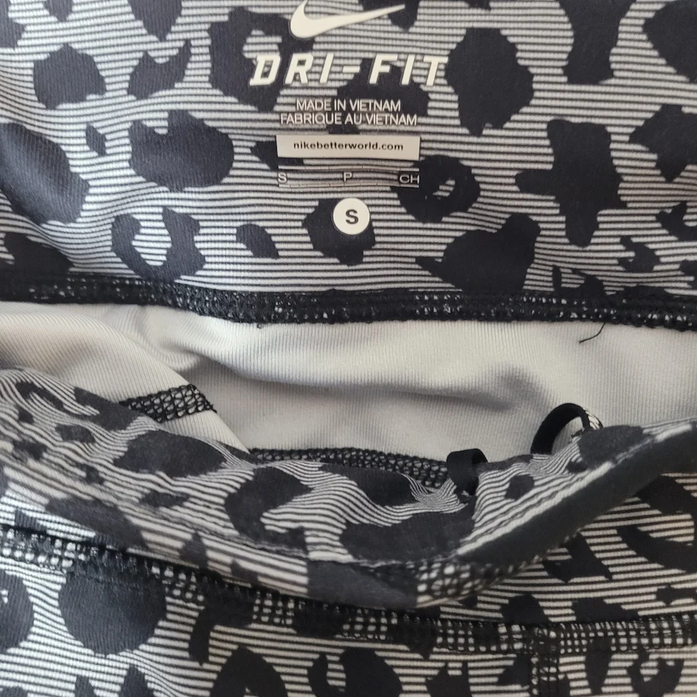 Nike Running legging crop pant workout grey black animal print womens small - Picture 8 of 10